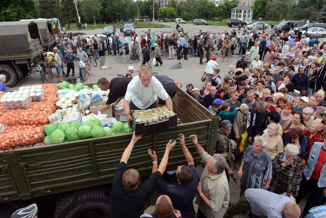 В Славянске местные жители получают гуманитарную помощь. Фото: АFP
