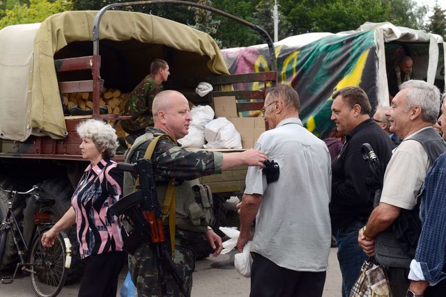 <p>У Слов'янську місцеві жителі отримують гуманітарну допомогу. Фото: АFP</p>