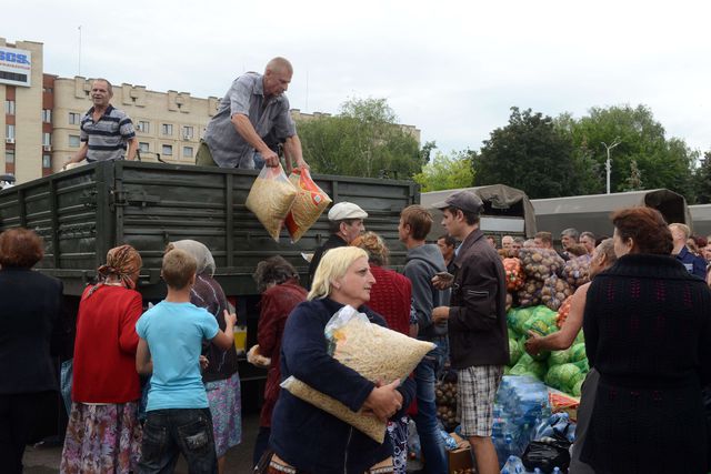 <p>У Слов'янську місцеві жителі отримують гуманітарну допомогу. Фото: АFP</p>