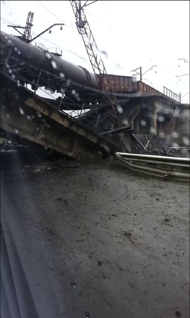 В момент взрыва на железнодорожной линии находился грузовой состав. Фото: В.Бойченко, соцсети