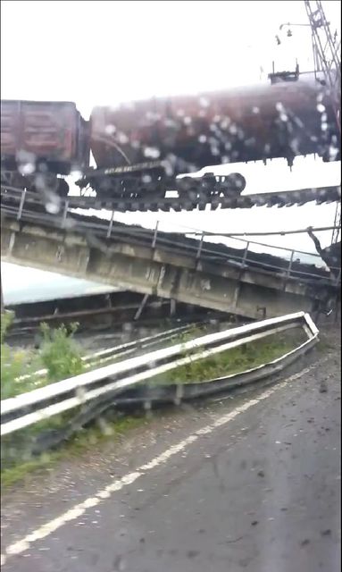 В момент взрыва на железнодорожной линии находился грузовой состав. Фото: В.Бойченко, соцсети