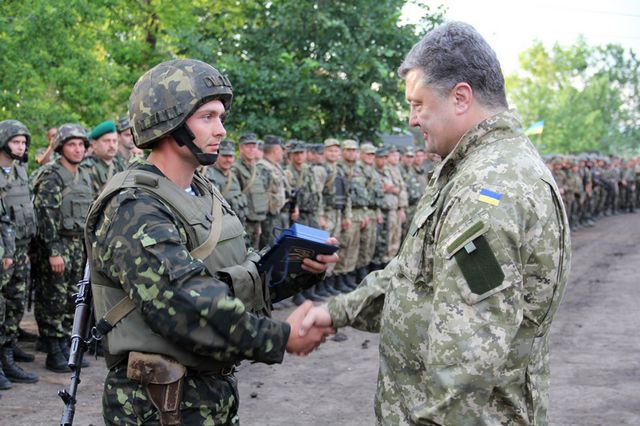 <p><span>Порошенко нагородив військових. Фото: AFP</span></p>