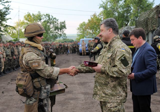 <p><span>Порошенко нагородив військових. Фото: AFP</span></p>