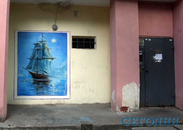 <p>Картини. На стіні &laquo;виросли&raquo; озеро, човник і хати</p> | Фото: Олександр Яремчук
