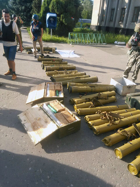 <p>Бійці батальйону "Київ-1" виявили в Слов'янську великий склад зброї. Фото: mvs.gov.ua</p>