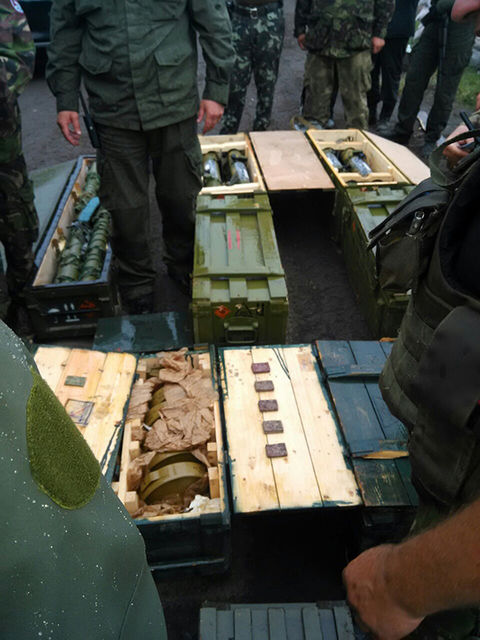 <p>Бійці батальйону "Київ-1" виявили в Слов'янську великий склад зброї. Фото: mvs.gov.ua</p>