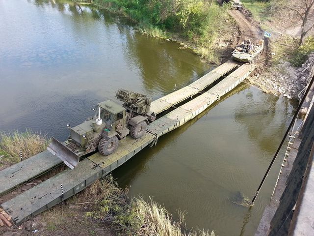 Временный мост сооруженный инженерными подразделениями ВСУ под Славянском. Фото: facebook.com/ato.news