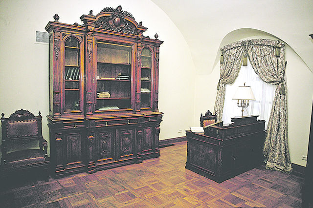 Кабінет. У кабінеті митрополитів безліч унікальних книг, серед яких є як рукописні, так і стародруки, які дозволяють погортати відвідувачам. 
