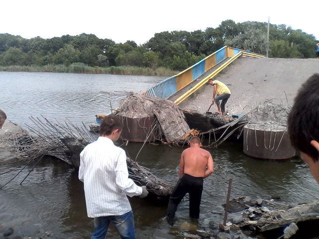 <p>Міст через річку Кринка недалеко від Зуєвського водосховища був підірваний бойовиками. Фото: vk.com / donetsk</p>
