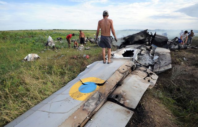Самолет сбили  недалеко от  границы с Россией. Фото: AFP