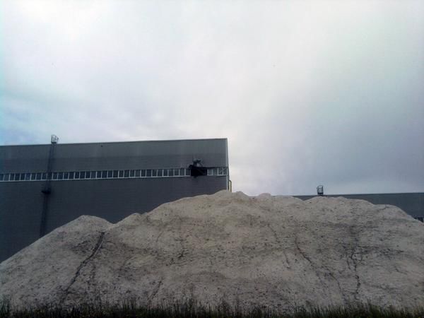 <p>Розгромлений керамічний завод в Слов'янську. Фото: twitter.com/ExileUA</p>