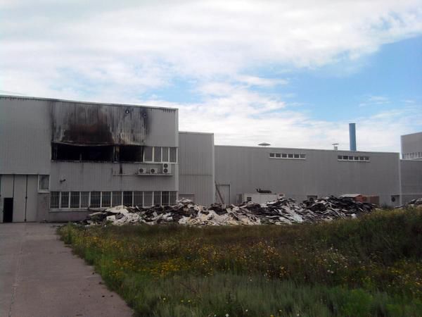 Разгромленный керамический завод в Славянске. Фото: twitter.com/ExileUA