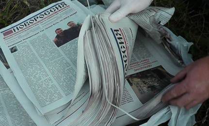 Мужчины   распространяли сепаратистские издания. Фото: СБУ