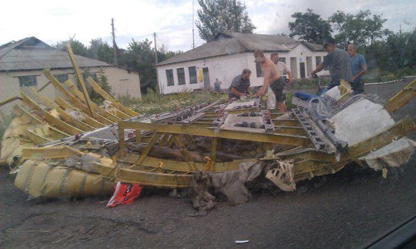 <p><span>Уламки збитого у Донецькій області літака "Боїнг-777". Фото: vk.com</span></p>