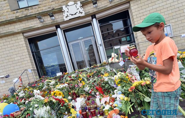 К посольству Нидерландов несут цветы. Фото: AFP