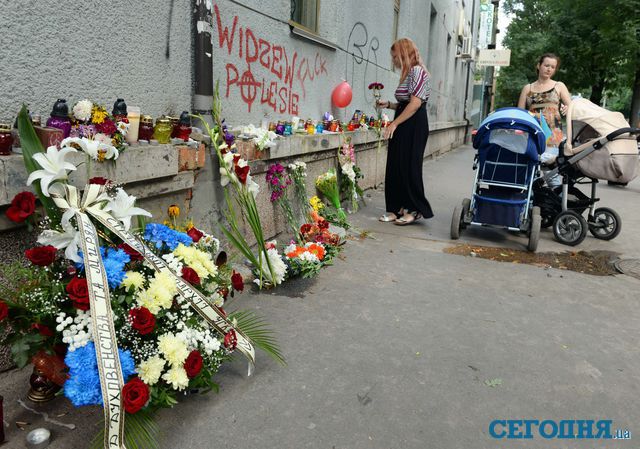 К посольству Нидерландов несут цветы. Фото: AFP
