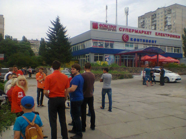 В оцепленном торговом центре ищут взрывное устройство. Фото:  Александр Гаркавенко