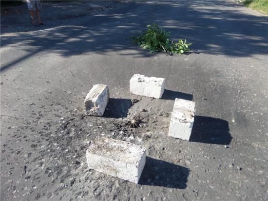 Мина разорвалась прямо посреди улицы Шевченко, в домах посыпались стекла.  Фото: соцсети