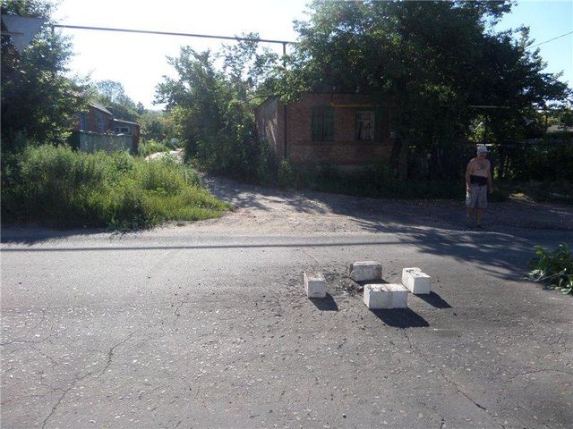 Мина разорвалась прямо посреди улицы Шевченко, в домах посыпались стекла.  Фото: соцсети
