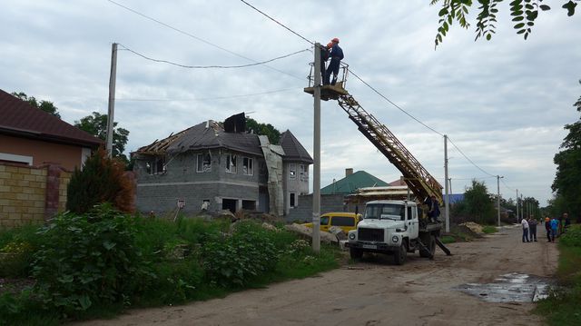 В Славянске восстанавливают электроснабжение. Фото: Пресс-служба ДТЭК