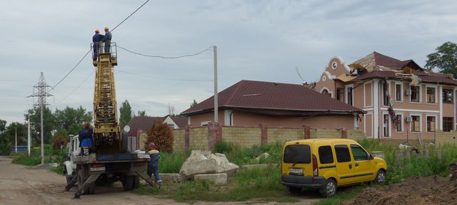 В Славянске восстанавливают электроснабжение. Фото: Пресс-служба ДТЭК