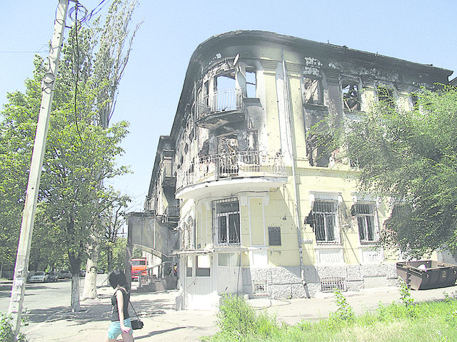 Сліди війни. Будівля міліції розгромили ще в перші дні травня. Фото: І. Сєров