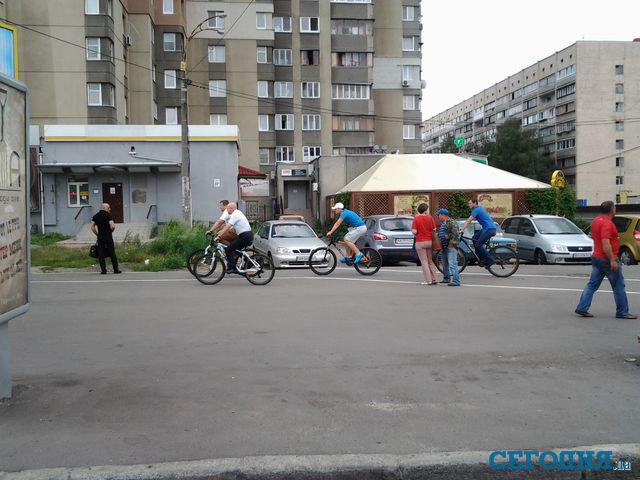 <p>Чиновники пересіли з авто на велосипеди. Фото: С. Сич, Д. Бунецький</p>