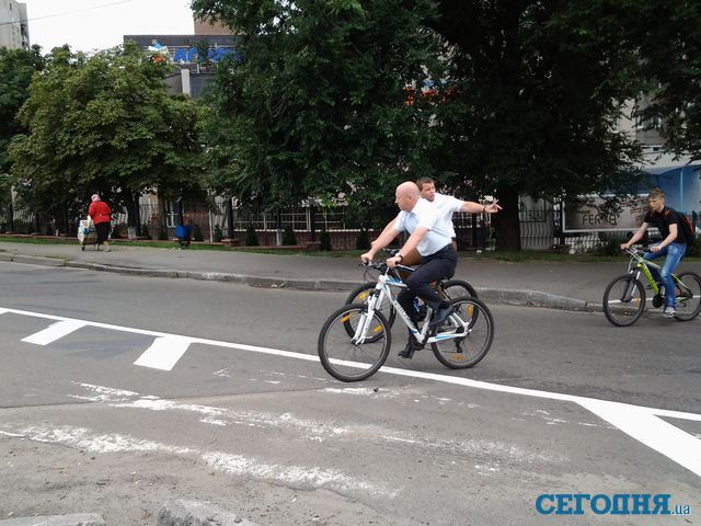 Чиновники пересели с авто на велосипеды. Фото: С. Сыч, Д. Бунецкий