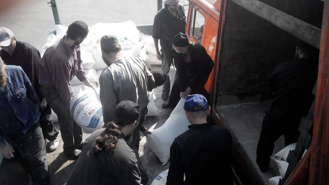 Беженцы получили помощь. Фото: пресс-служба фонда А.Вилкула