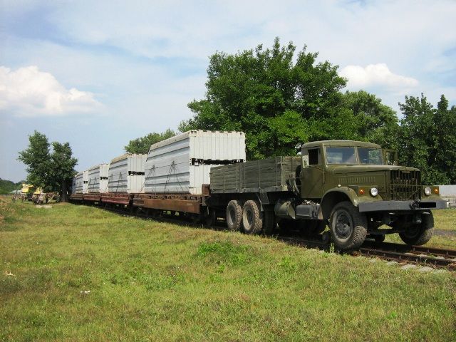 <p><span>Секції понтонів відправлять на &nbsp;Донбас залізницею Фото: AFP</span></p>