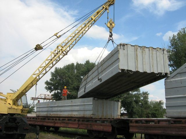 <p><span>Секції понтонів відправлять на &nbsp;Донбас залізницею Фото: AFP</span></p>