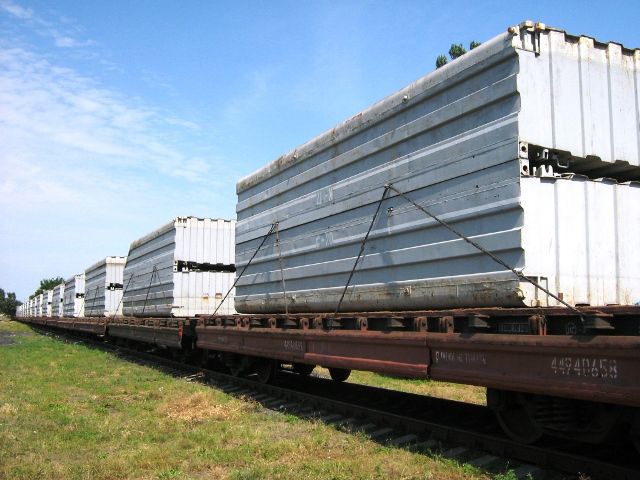 Секции понтонов отправят на  Донбасс по железной дороге. Фото: AFP