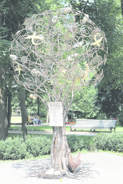 Дерево желаний. Оно недавно установлено в Крещатом парке, возле киевского Музея воды. Его высота — 4,5 м, вес — почти две тонны. В кроне — молодильные яблоки, а у корней — курочка-ряба, которая сидит рядом с гнездом с золотыми яйцами. Дерево считается символом жизни и мира. Каждый желающий может оставить в его дупле записку, в которой нужно указать заветное желание. Киевляне уверяют: оно исполнится, но только если погладить курочку. | Фото: Анастасия Искрицкая