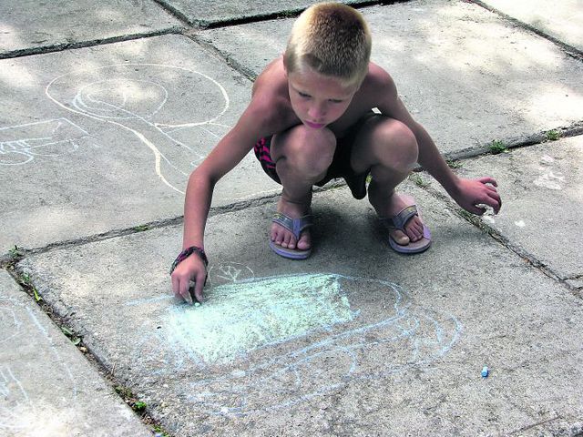 Гра в АТО. Діти малюють на асфальті БТРи, озброєних терористів і грають в АТО. Фото А. Жуков