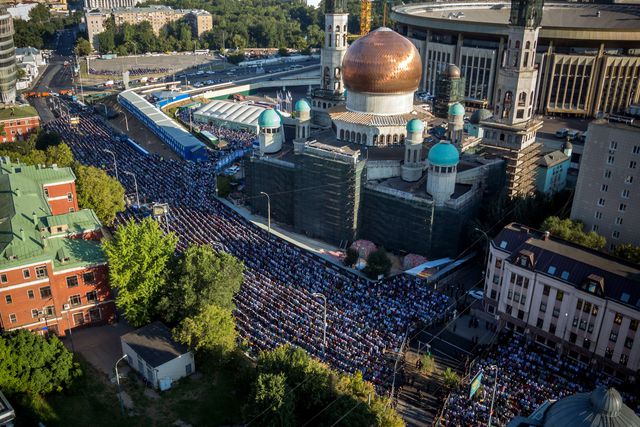 Мусульмани відзначають одне з головних свят ісламу – Ураза-байрам, що знаменує закінчення священного місяця Рамадан. Молитовний зал на території Московської соборної мечеті відкрився на ранкову молитву після п'ятої ранку