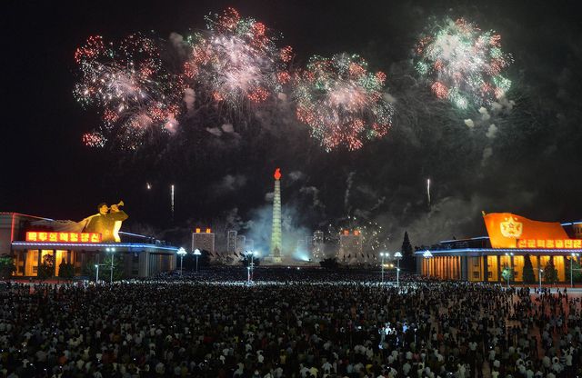 КНДР. Масштабное празднование 60-летия окончания Корейской войны завершилось в Пхеньяне открытием Музея войны и салютом, в обоих мероприятиях участвовал лидер Северной Кореи Ким Чен Ын. Фото: AFP<br />
