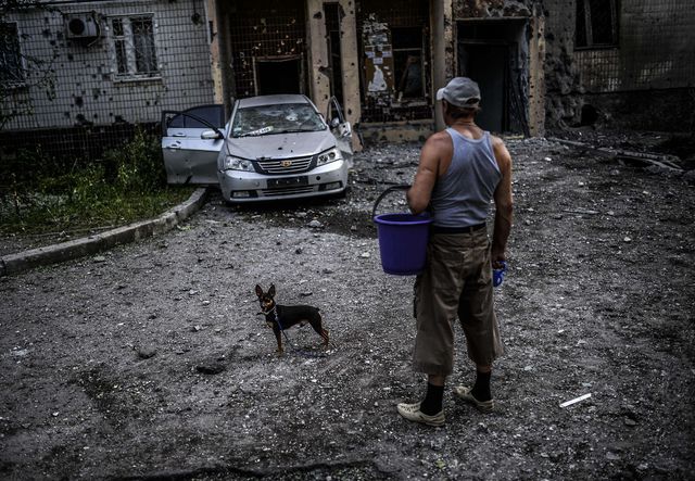 Украина. Донецк. В городе по-прежнему неспокойно – террористы продолжают обстреливать жилые районы. Фото: AFP