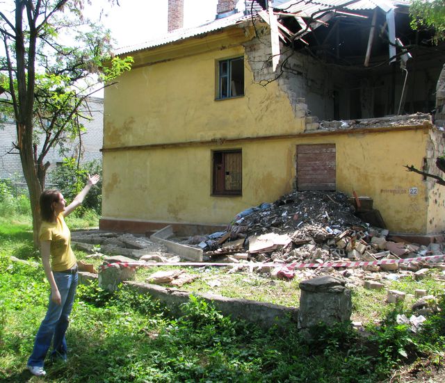 Везение. Хозяев не было дома, когда в их квартиру влетел снаряд. Фото: А.Беркан
