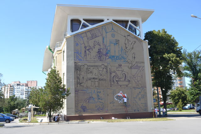 <p>Художники розмальовують офісний будинок у Харкові. Фото: Ю. Крючкова</p>