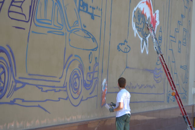 Художники разрисовывают офисное здание в Харькове. Фото: Ю. Крючкова