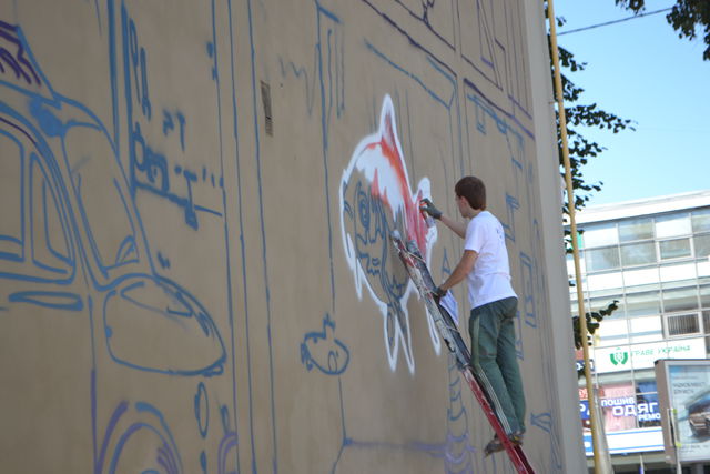 <p>Художники розмальовують офісний будинок у Харкові. Фото: Ю. Крючкова</p>