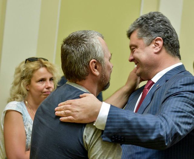 Порошенко лично поздравил 17 освобожденных горловских заложников, фото facebook.com/petroporoshenko