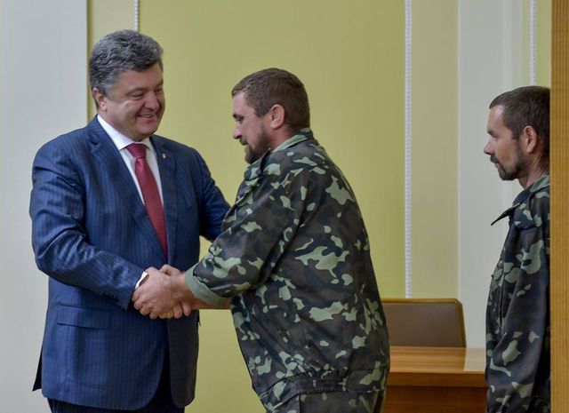 Порошенко лично поздравил 17 освобожденных горловских заложников, фото facebook.com/petroporoshenko