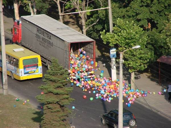 Одесу заполонили повітряні кульки. Фото: vk.com