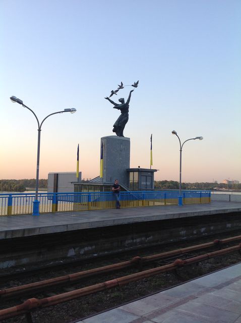 Станция "Днепр" стала сине-желтой. Фото: Людмила Князьская-Ханова