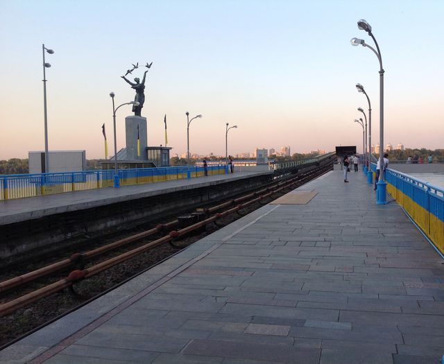 <p>Станція "Дніпро" стала синьо-жовтою. Фото: Людмила Князька-Ханова</p>