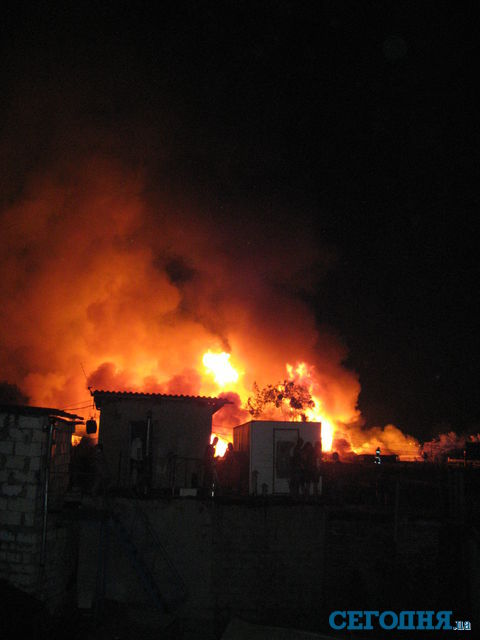 На Березняках горят гаражи | Фото: Александр Марущак