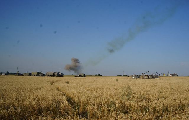 <p>Під час доставки волонтерами продовольства, амуніції і техніки на позиції артилеристів розпочався бій. Фото: facebook.com / brtcomua</p>