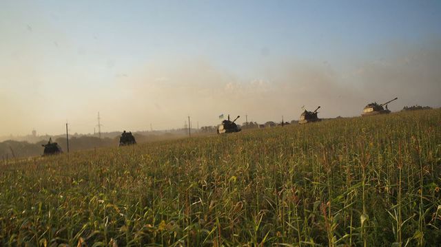 <p>Під час доставки волонтерами продовольства, амуніції і техніки на позиції артилеристів розпочався бій. Фото: facebook.com / brtcomua</p>