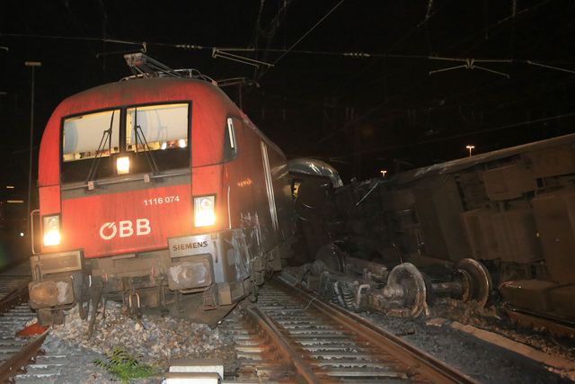Скоростной и товарный поезда столкнулись в Германии, фото AFP